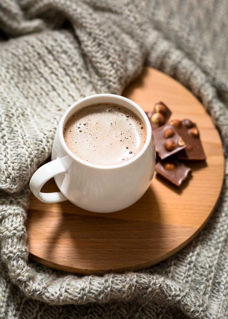 Xícara fumegante de chocolate quente clássico, perfeito para se aquecer no inverno.