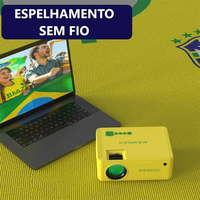 Imagem do projetor e um notebook sobre a camisa da seleção brasileira de futebol com os dizeres, espelhamento sem fio.