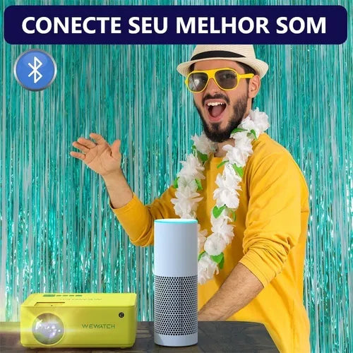 Imagem de um rapaz se divertindo com uma caixa de som conectada ao aparelho projetor através da conexão bluetooth.